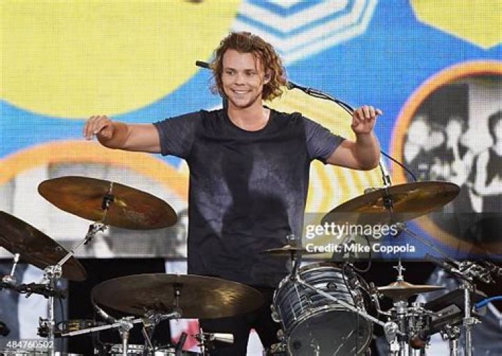 5 seconds of summer ashton irwin hospital