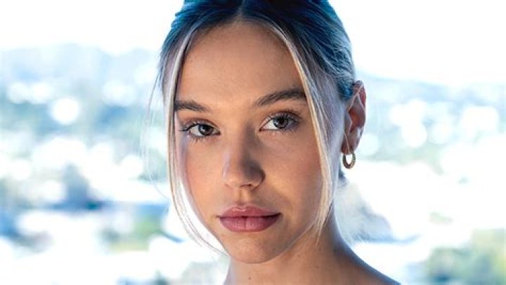 Alexis Ren Talks Movie Debut In ‘The Enforcer’ With Antonio Banderas – Hollywood Life