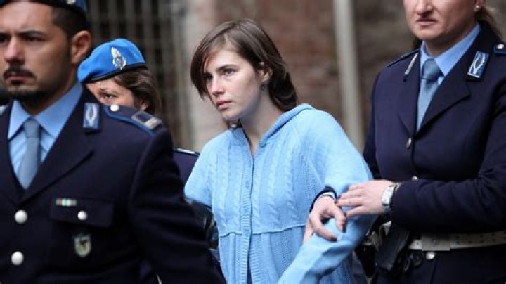 Amanda Knox is Escorted By Police To Court