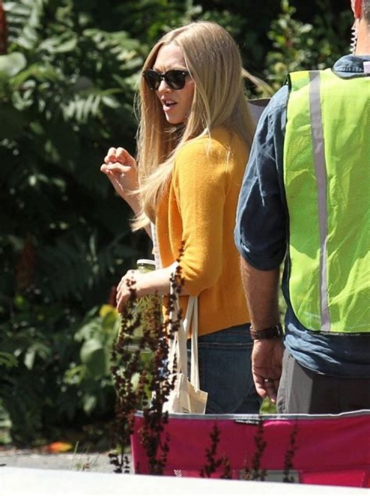 Amanda Seyfried arrives on set with her dog Finn and films a walking scene for "The Crowded Room" outside a police station in Soho in New York City. Amanda chats with director Kornel Mundruczo between takes. Pictured: Amanda Seyfried Ref: SPL5330844 050822 NON-EXCLUSIVE Picture by: Christopher Peterson / SplashNews.com Splash News and Pictures USA: +1 310-525-5808 London: +44 (0)20 8126 1009 Berlin: +49 175 3764 166 World Rights
