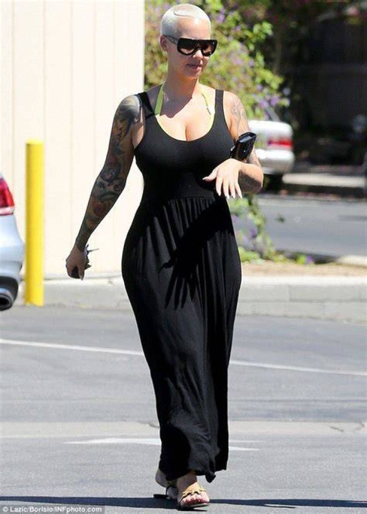 Amber Rose shows off her blossoming baby bump with her boyfriend Alexander 'AE' Edwards after having lunch in Sherman Oaks. 03 May 2019 Pictured: Amber Rose and AE. Photo credit: FIA Pictures / MEGA TheMegaAgency.com +1 888 505 6342 (Mega Agency TagID: MEGA411024_004.jpg) [Photo via Mega Agency]