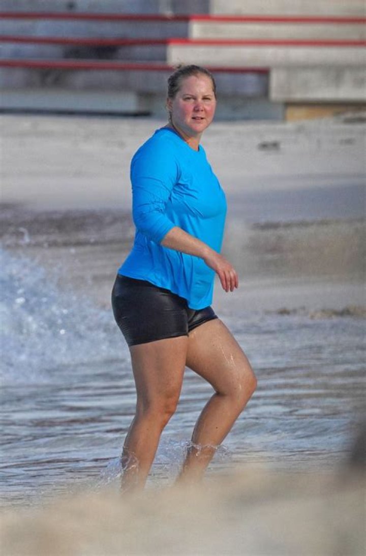 Amy Schumer Rocks Black Swimsuit On St Bart’s Beach At Christmas – Hollywood Life