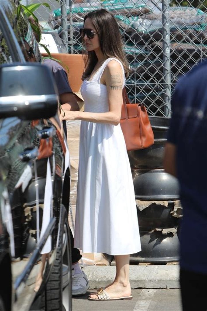 Angelina Jolie wears a white trench coat and Valentino bag on her way to BondST sushi restaurant with three of her children in New York City Pictured: Angelina Jolie Ref: SPL8525049 260623 NON-EXCLUSIVE Picture by: Christopher Peterson / SplashNews.com Splash News and Pictures USA: 310-525-5808 UK: 020 8126 1009 World Rights