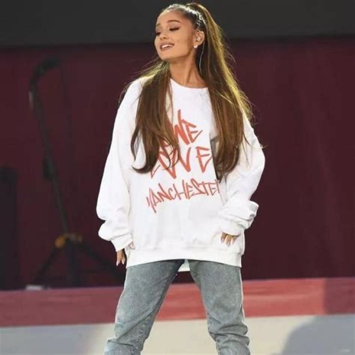 Ariana Grande In White Sweatshirt