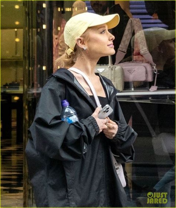 Ariana Grande takes a break from thinking about ex Mac Miller as she walks in the rain with her friends and go to the park to enjoy coffee in New York Pictured: Ariana Grande Ref: SPL5025459 180918 NON-EXCLUSIVE Picture by: Jackson Lee / SplashNews.com Splash News and Pictures Los Angeles: 310-821-2666 New York: 212-619-2666 London: 0207 644 7656 Milan: +39 02 4399 8577 Sydney: +61 02 9240 7700 World Rights, No Portugal Rights
