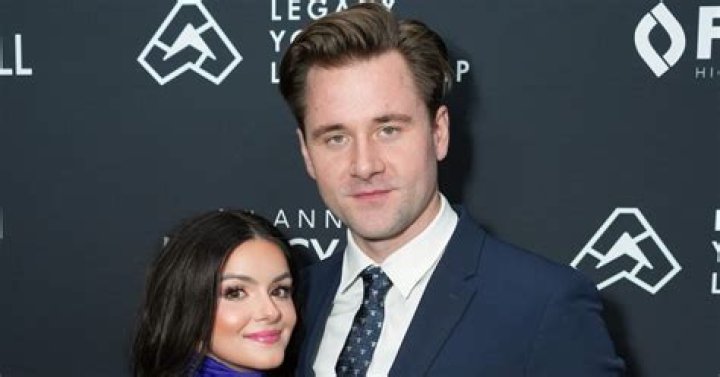 Ariel Winter nearly spills out of her shirt