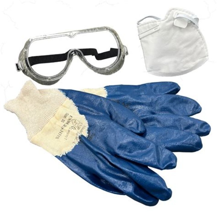 Ariel Winter Rocks Protective Face Gear & Gloves As She Hits The Store For Supplies During Quarantine