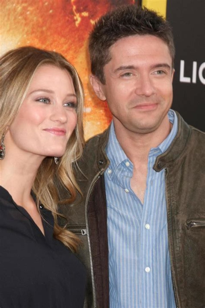 Ashley Hinshaw & Topher Grace