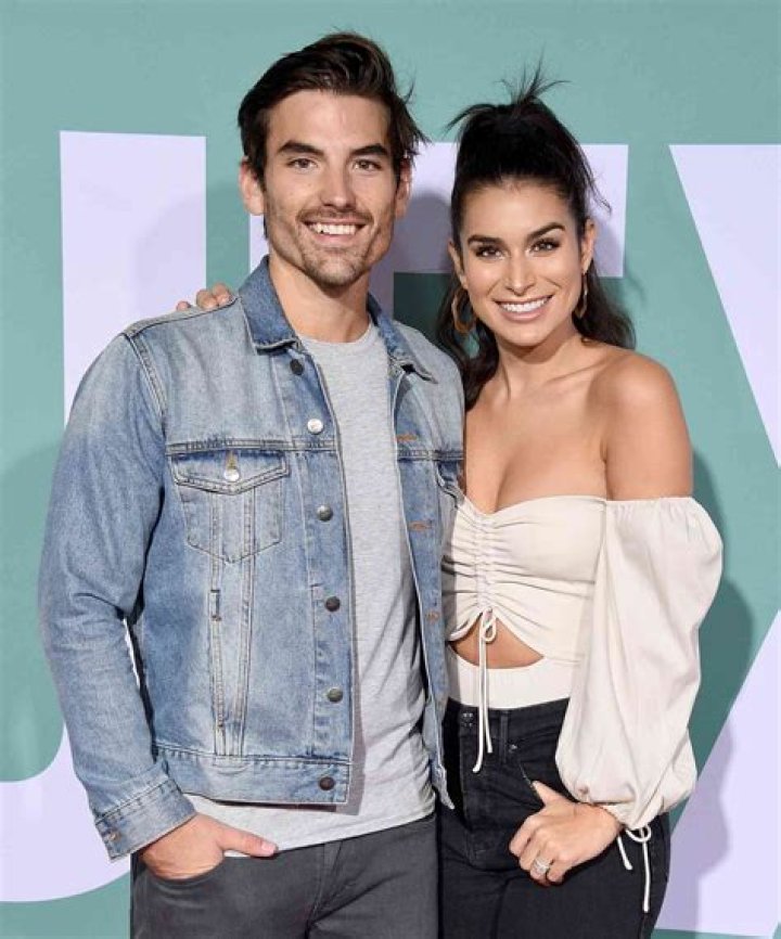 Ashley Iaconetti and Jared Haibon go Christmas Shopping at KAY