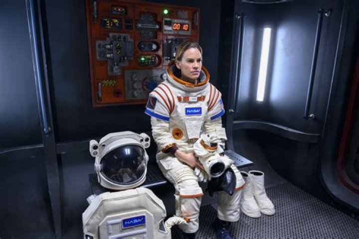 AWAY (L to R) HILARY SWANK as EMMA GREEN in episode 101 of AWAY Cr. COURTESY OF NETFLIX &copy; 2020