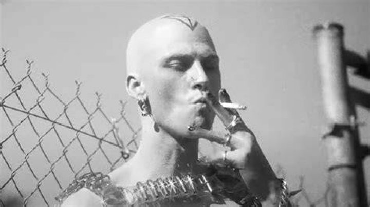 Bald Cap In Papercuts Video Reveals No Shaved Head – Hollywood Life