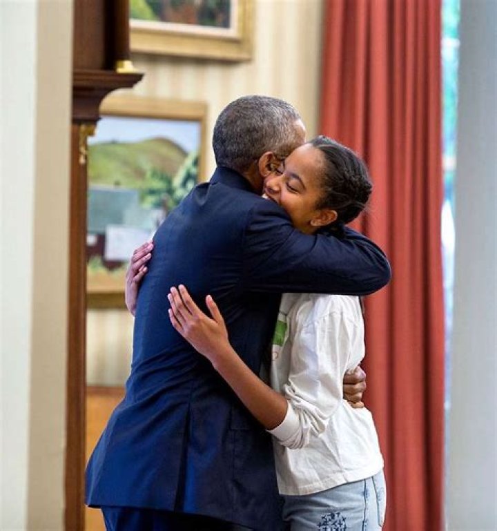 Barack Obama Pays Tribute To Malia Obama For Her 25th Birthday: Photo – Hollywood Life