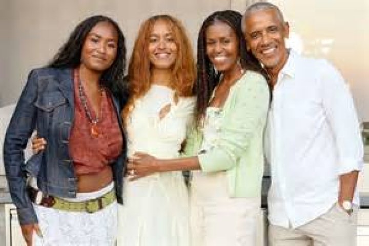 Barack Obama Reveals How Malia & Sasha Help Him Make Playlists – Hollywood Life