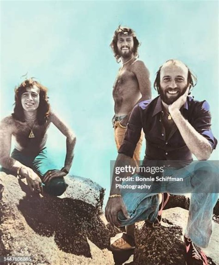 Barry Gibb posing for a family portrait with wife Linda and their five children