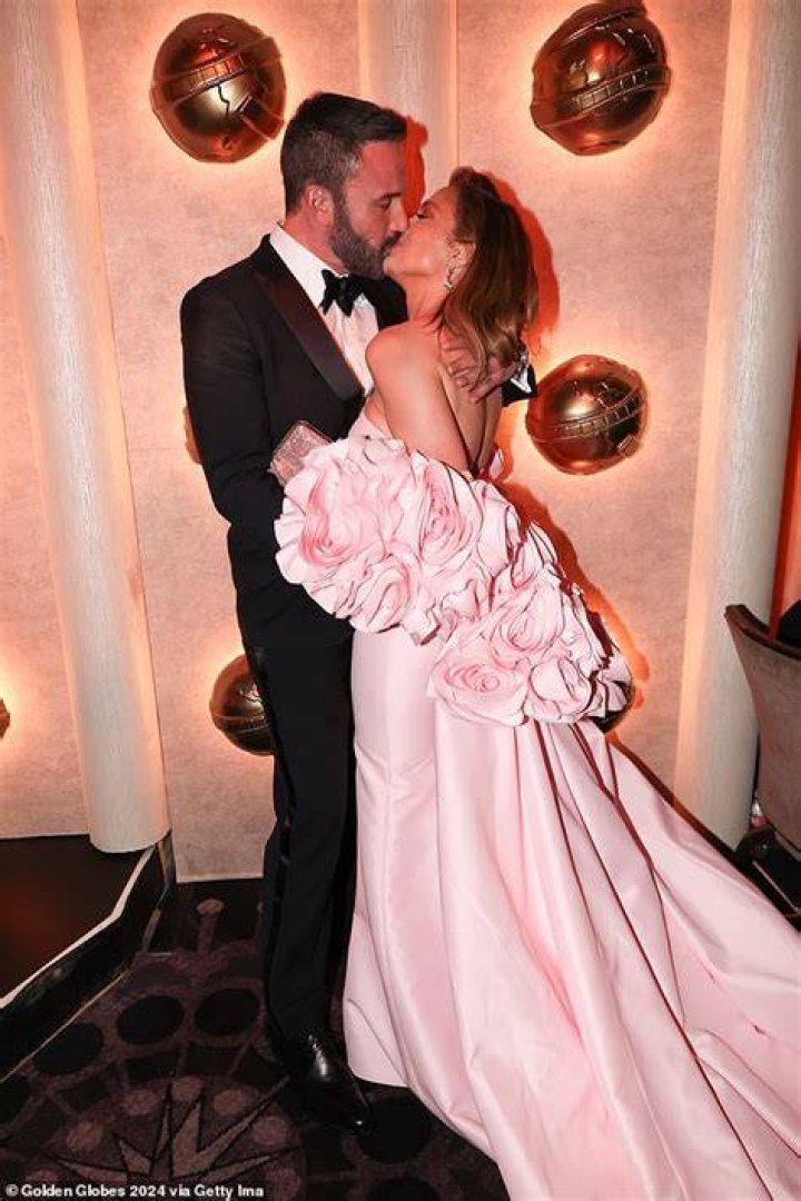 Ben Affleck & Jennifer Lopez Cuddle In Sweet New Pics Before Romantic Dinner Date