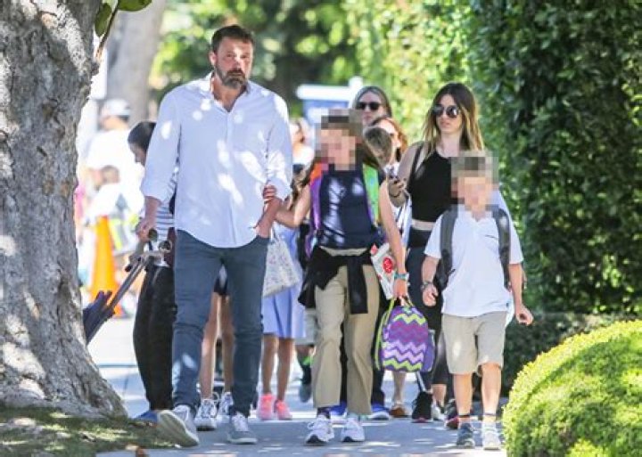 Ben Affleck Picks Up Kids From School