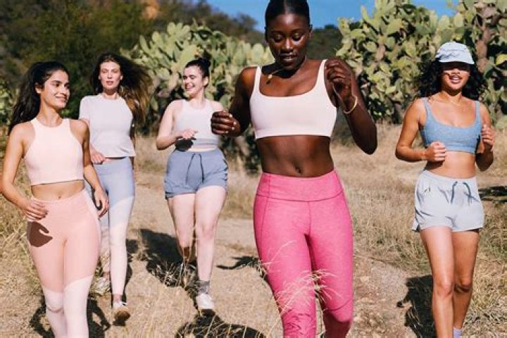 BEST ACTIVEWEAR FOR ALL BODIES &mdash; Khloe Kardashian Wearing Good American
