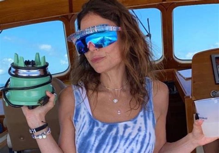 Bethenny Frankel Poses In Strapless Bikini By A Beach In New Pic – Hollywood Life