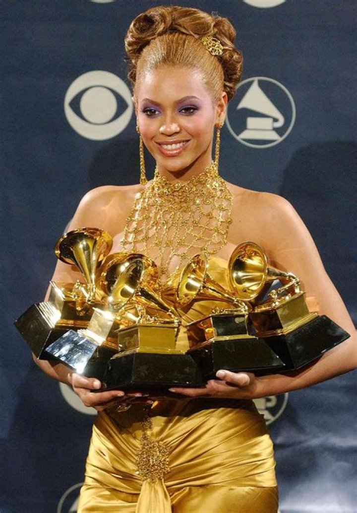 Beyonce at the 2001 Golden Globe Awards