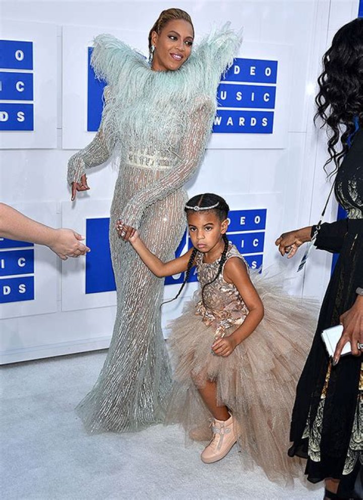 Beyonce Looks Like Daughter Blue Ivy In Throwback Salon Photo – Hollywood Life