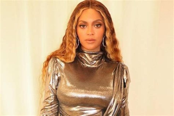 Beyonce Shows Off Flat Stomach In Crop Top Just 8 Weeks After Giving Birth
