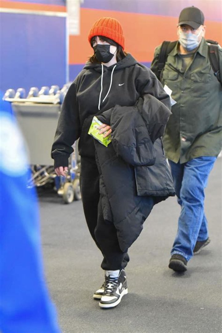 Billie Eilish Rocks Black Sweats While Walking In NYC — Pics – Hollywood Life