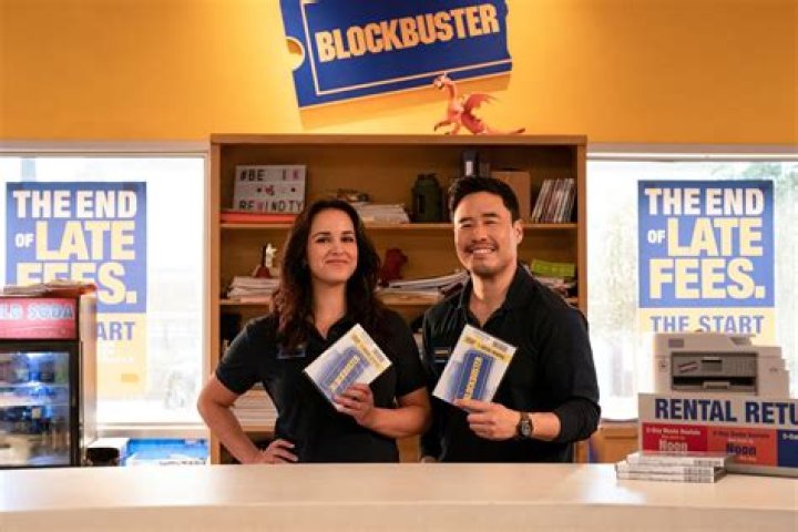 Blockbuster. (L to R) Melissa Fumero as Eliza, Randall Park as Timmy in Blockbuster. Cr. Ricardo Hubbs/Netflix &copy; 2022