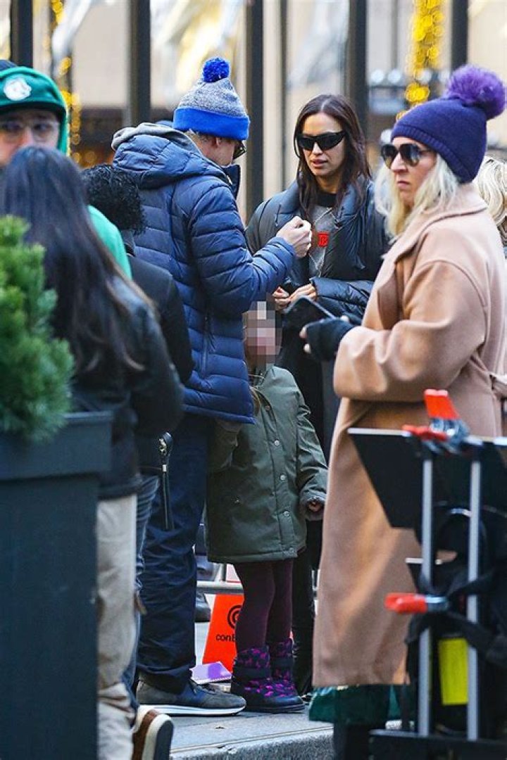 Bradley Cooper & Irina Shayk Take Daughter To See NYC Christmas Tree – Hollywood Life