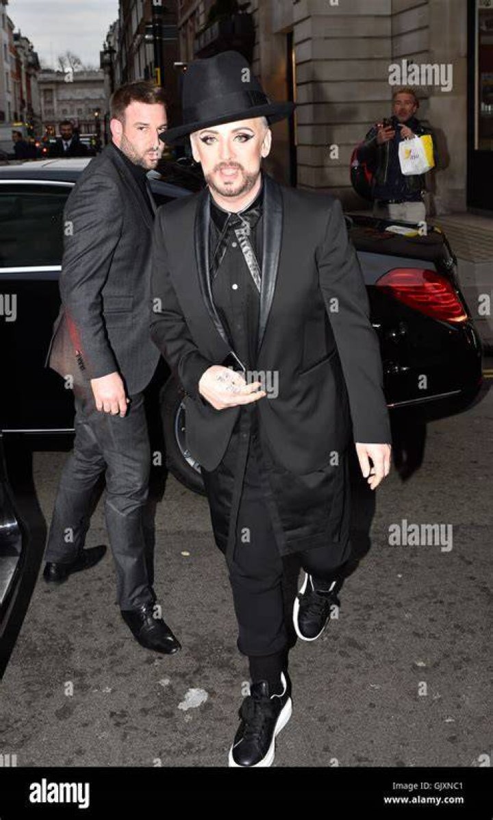 Celebrity Guests arrive at the GUCCI Fashion Show during Milan Fashion Week. Pictured: Dakota Johnson Ref: SPL5525112 240223 NON-EXCLUSIVE Picture by: Moda Milano/IPA / SplashNews.com Splash News and Pictures USA: +1 310-525-5808 London: +44 (0)20 8126 1009 Berlin: +49 175 3764 166 World Rights, No France Rights, No Italy Rights, No Portugal Rights, No Spain Rights
