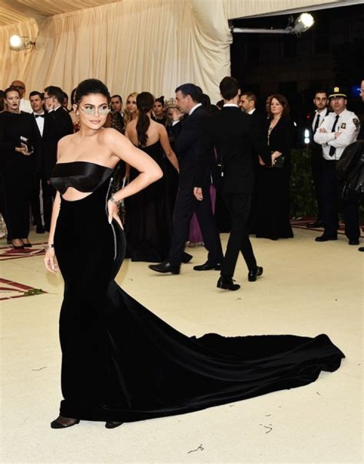 Celebs In Strapless Bras