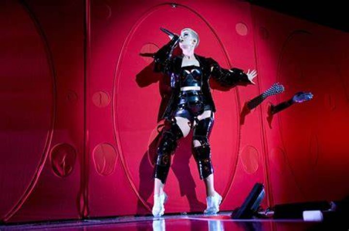 Celebs Performing In Latex — See Singers On Stage