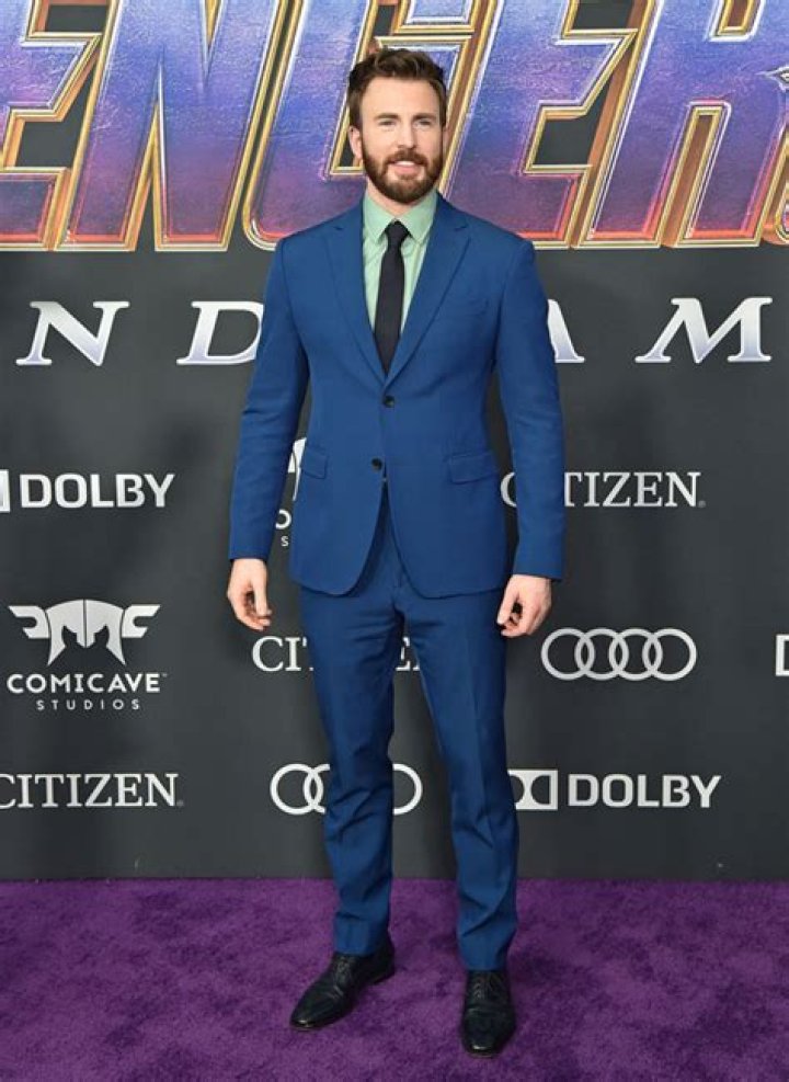 Chris Evans Reacts To Leaked Private Photo With Tweet About Voting – Hollywood Life