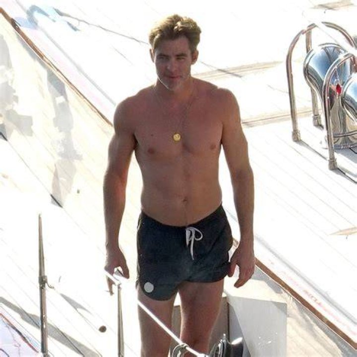 Chris Pine shirtless in Italy photos