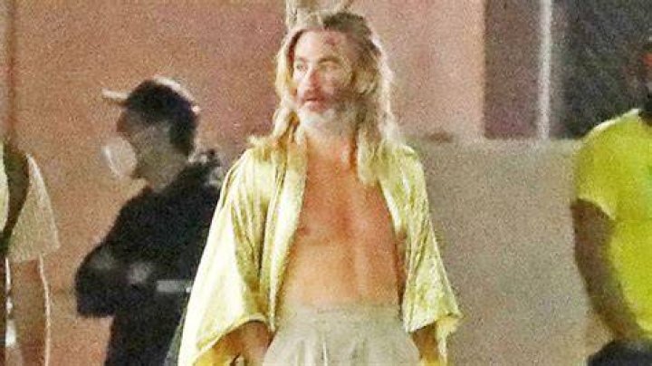 Chris Pine Unrecognizable While Going Shirtless For His New Movie – Hollywood Life