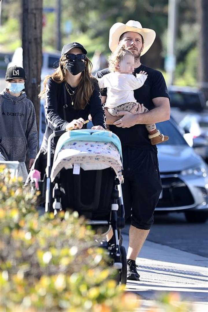 Chris Pratt Holds Lyla On Walk With Pregnant Katherine Schwarzenegger – Hollywood Life