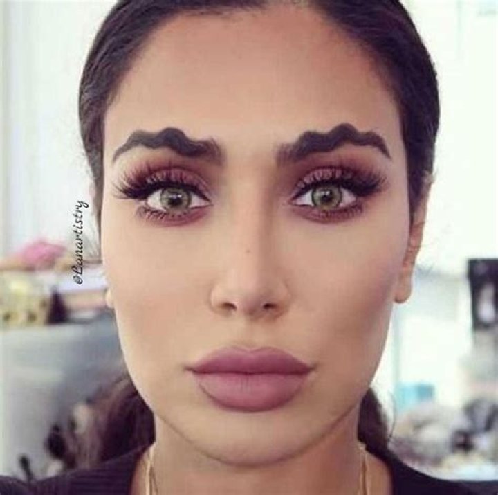 Craziest Beauty Trends Of 2017 &mdash; Squiggle Brows, Dragon&rsquo;s Blood Masks & More