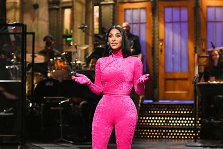 Debra Messing Apologizes For Trolling Kim Kardashian On ‘SNL’ – Hollywood Life