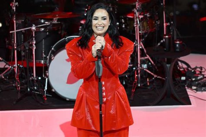 Demi Lovato’s Surprise Performance With The Chainsmokers In Las Vegas — PICS