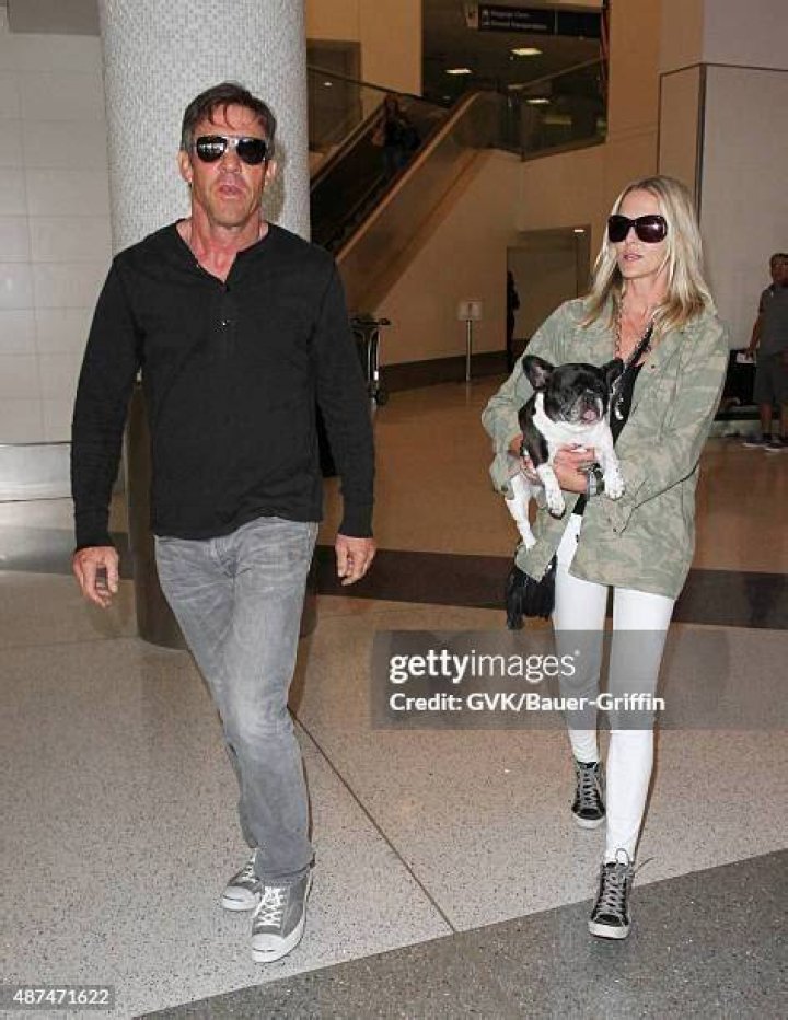 Dennis Quaid and Kimberly Quaid walking outside