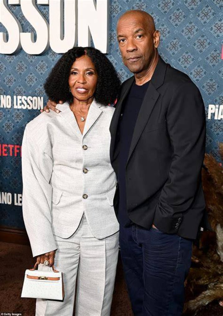 Denzel Washington Poses With Wife Pauletta & Kids