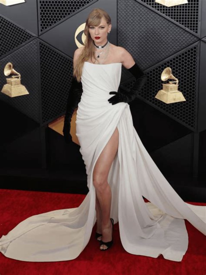 Dolly Parton&rsquo;s Best Red Carpet Looks &mdash; See The Country Diva Dazzle In Photos