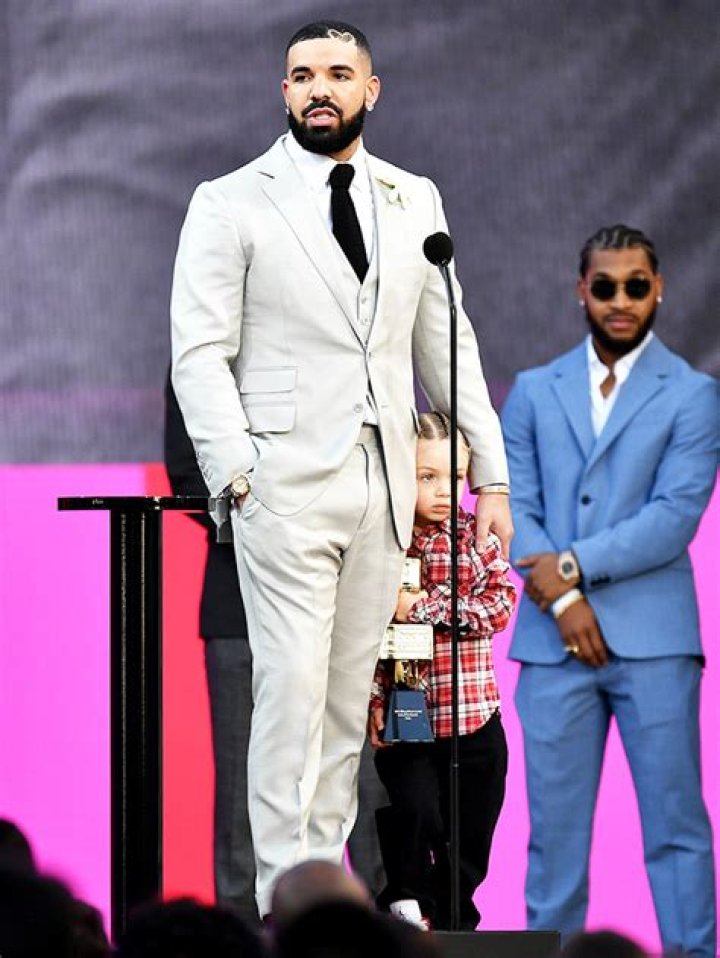 Drake’s Son Adonis Appears (& Cries) At The Billboard Awards – Hollywood Life
