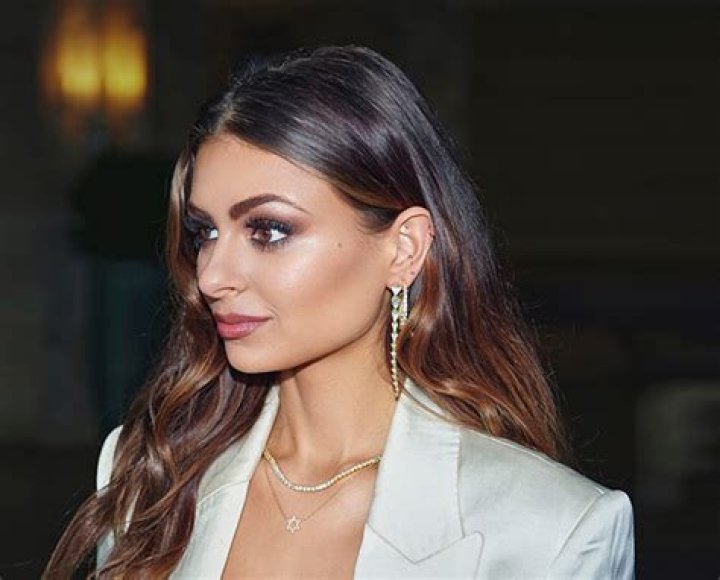 Elizabeth Pipko Is the Face of Jewish-Owned Brand NOÄ Jewelry’s La Mer Campaign