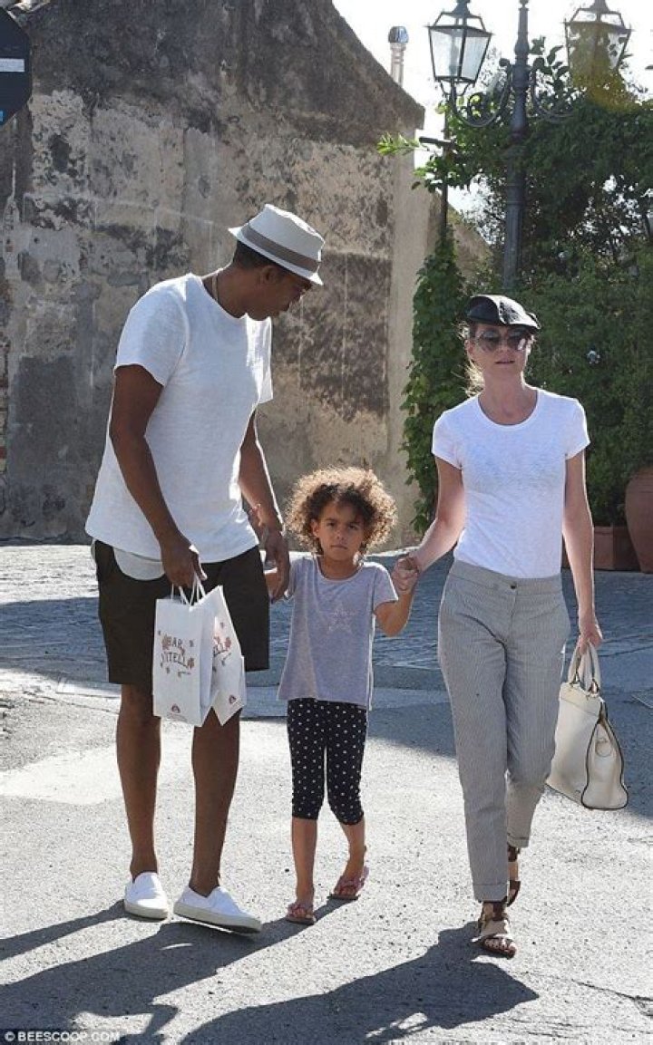 Ellen Pompeo & Family Stroll in 2011