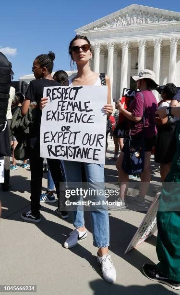 Emily Ratajkowski protesting Brett Kavanaugh