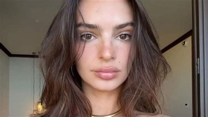 Emily Ratajkowski Rocks A Crop Top In New Mirror Selfie Just 2 Mos. After Giving Birth — Pic
