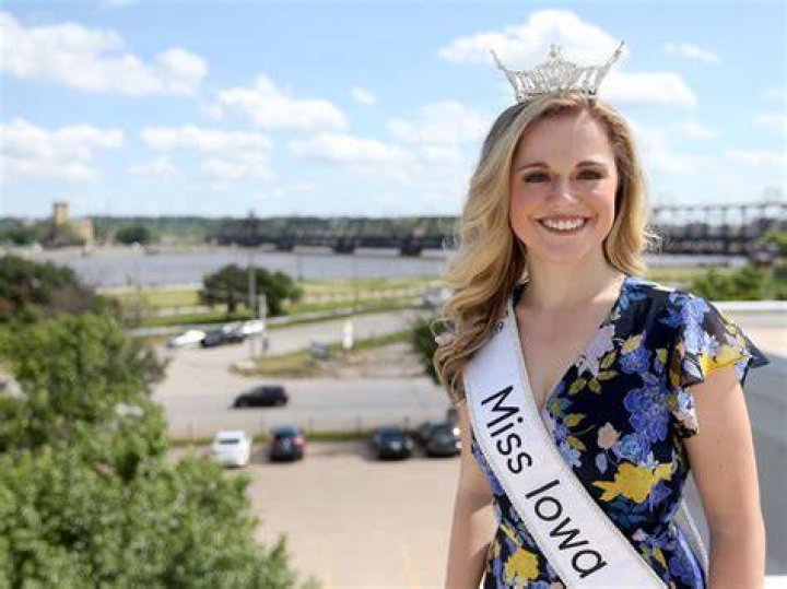 Emily Tinsman &mdash; Miss Iowa