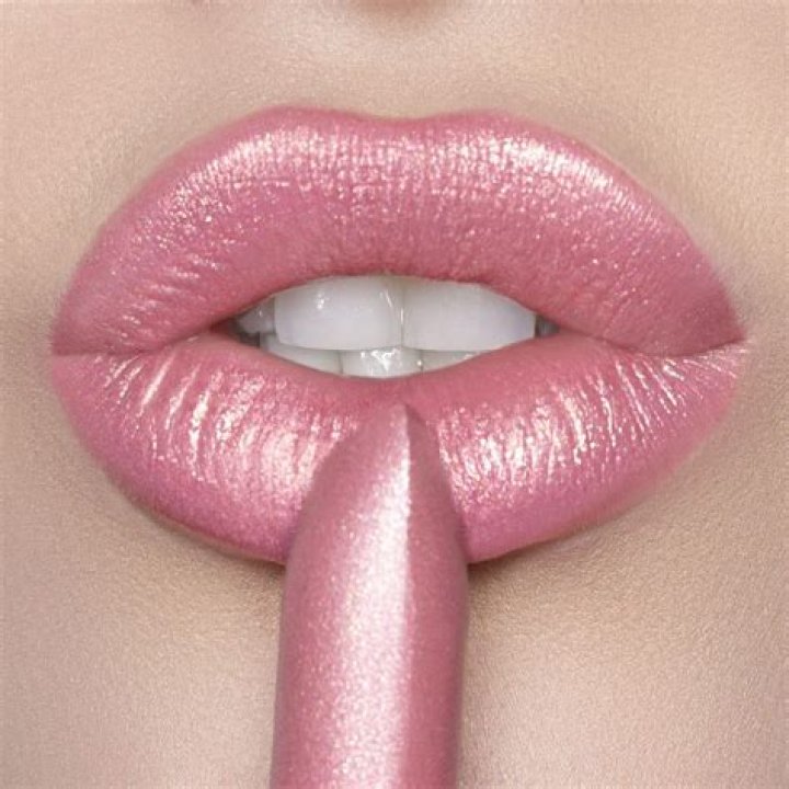 Eminem’s Daughter Hailie Rocks Purple Eyeshadow & Pink Lipstick For Valentine’s Day-Inspired Glam