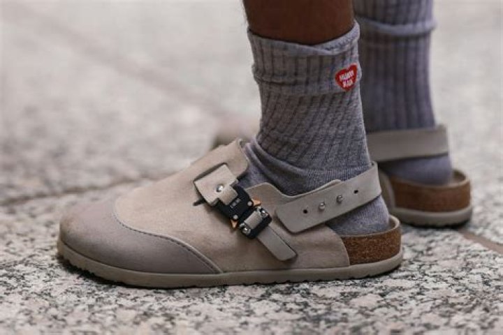 Emma Robert&rsquo;s $50 Sandals Are Comfy & Chic &ndash; Freedom Moses