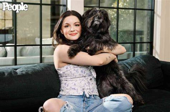 EXCLUSIVE: Ariel Winter takes a food delivery while wearing short shorts in Studio city. 07 Dec 2019 Pictured: Ariel Winter takes a food delivery while wearing short shorts. Photo credit: P&P / MEGA TheMegaAgency.com +1 888 505 6342 (Mega Agency TagID: MEGA564024_001.jpg) [Photo via Mega Agency]